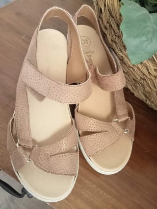 Sandalias doradas y rosas