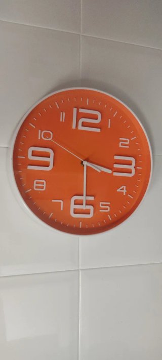 Reloj de pared naranja moderno