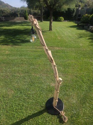 Lámpara de madera artesanal con cuerda