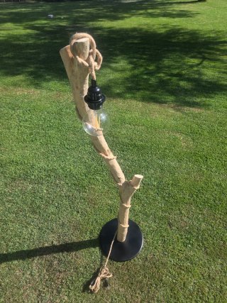 Lámpara de madera artesanal con cuerda