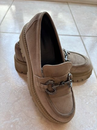 Mocasines ante beige plataforma con hebilla