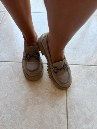 Mocasines ante beige plataforma con hebilla