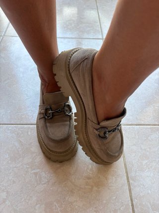 Mocasines ante beige plataforma con hebilla