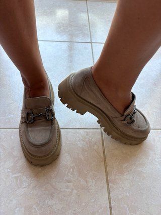 Mocasines ante beige plataforma con hebilla