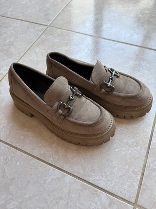 Mocasines ante beige plataforma con hebilla