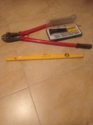 Herramientas: Cizalla, Nivel y Remachadora