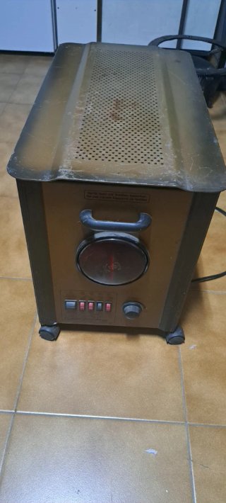 Calefactor antiguo metal y madera