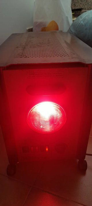 Calefactor antiguo metal y madera