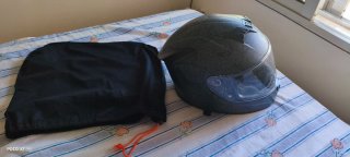 Casco integral con diseño de gato