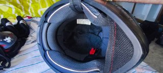 Casco integral con diseño de gato
