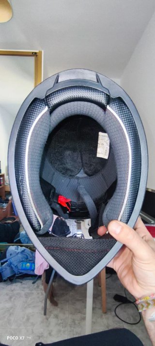 Casco integral con diseño de gato