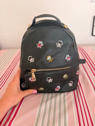 Mochila negra con flores bordadas
