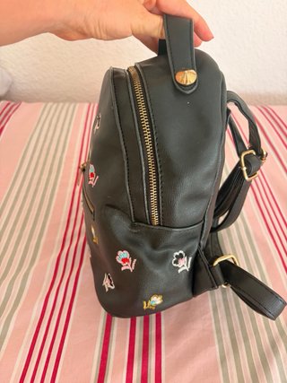Mochila negra con flores bordadas