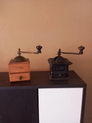 Molino de café antiguo de madera y metal.