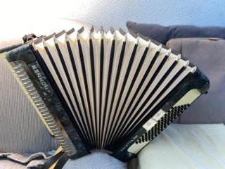 Acordeón Hohner Arietta II M 72 bajos