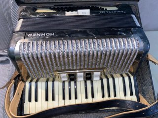 Acordeón Hohner Arietta II M 72 bajos