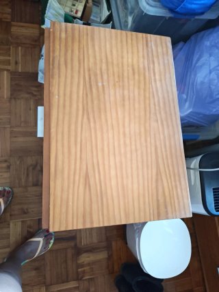 Cómoda de madera con tiradores plateados 40€ los 2