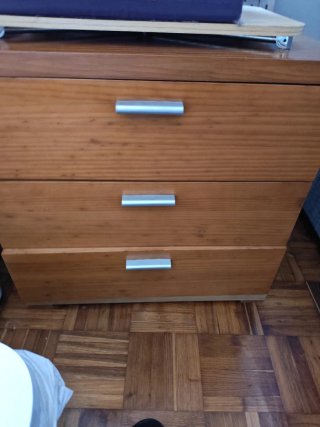 Cómoda de madera con tiradores plateados 40€ los 2