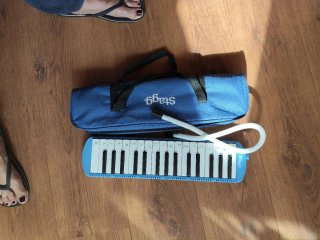 Melódica Stagg con funda azul