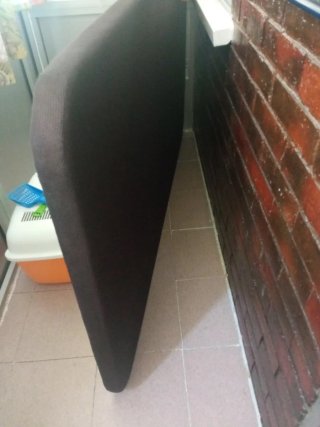 Base tapizada marrón tela con sus patas