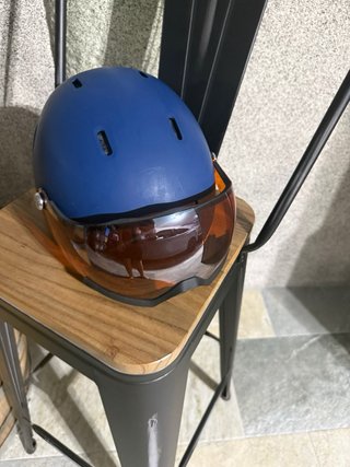 Casco de esquí azul con gafas integradas