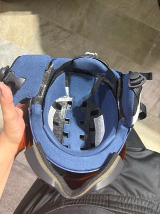Casco de esquí azul con gafas integradas