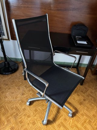 Mesa de escritorio negra y silla recoger en Madrid