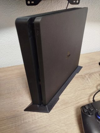 PS4 Slim 1TB + Soporte + Mando No Original + Juego
