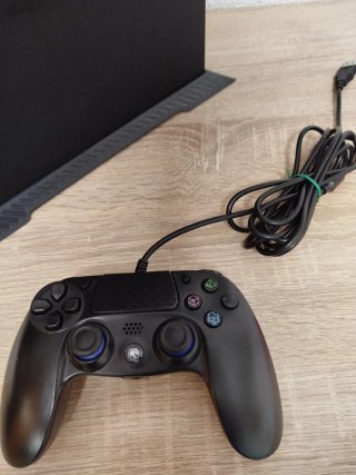 PS4 Slim 1TB + Soporte + Mando No Original + Juego