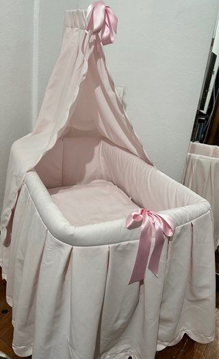 Cuna de bebé rosa con dosel