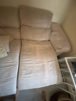 Sofá de tela beige