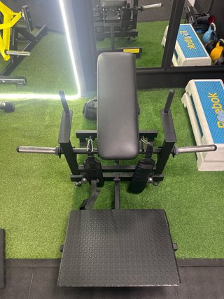 Máquina Hip Thrust Tumbado
