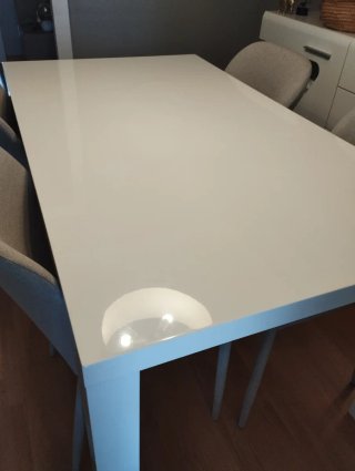 Mesa de comedor blanca  brillo