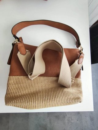 Bolso de piel y rafia