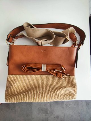 Bolso de piel y rafia