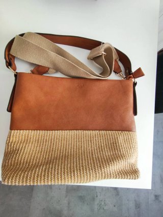 Bolso de piel y rafia