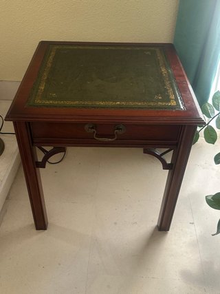 Mesa auxiliar nogal cuero y cajón