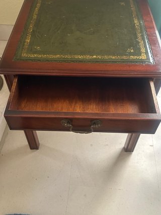 Mesa auxiliar nogal cuero y cajón