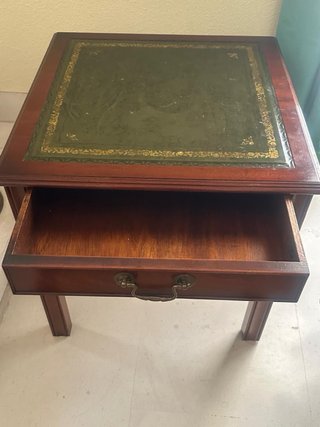 Mesa auxiliar nogal cuero y cajón