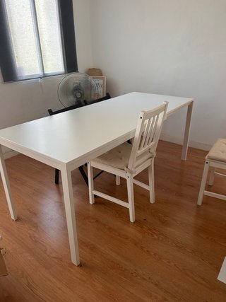 Mesa blanca extensible con 4 sillas