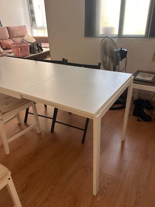Mesa blanca extensible con 4 sillas