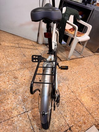 Bicicleta plegable urbana blanca