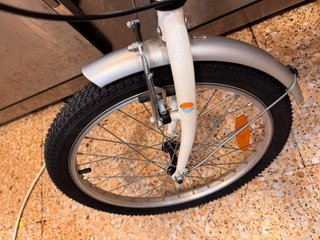 Bicicleta plegable urbana blanca
