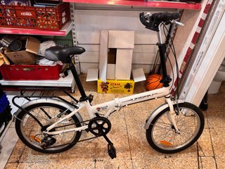 Bicicleta plegable urbana blanca