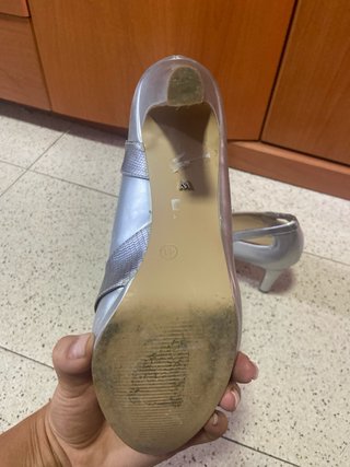 Tacones plateados elegantes