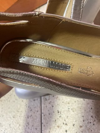 Tacones plateados elegantes