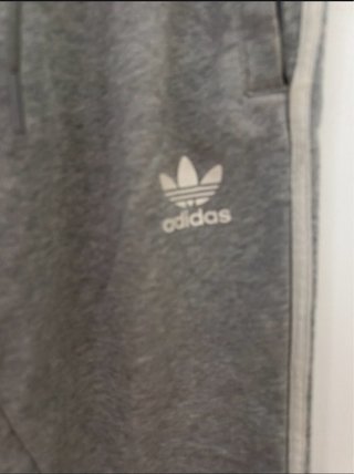 Pantalón chándal Adidas gris