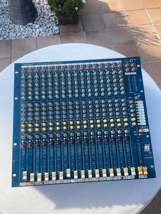 Mesa de mezclas analógica Allen & Heath MixWizard