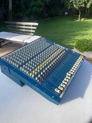 Mesa de mezclas analógica Allen & Heath MixWizard