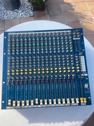 Mesa de mezclas analógica Allen & Heath MixWizard